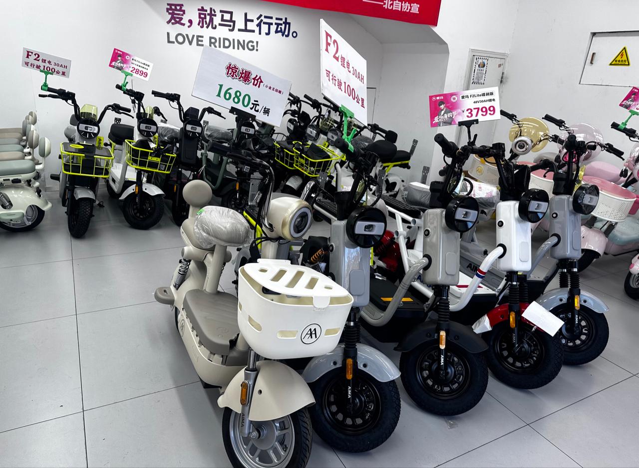 电动车集体涨价的第一天，实探了北京爱玛、九号、小牛等门店，发现不同品牌的调价节奏
