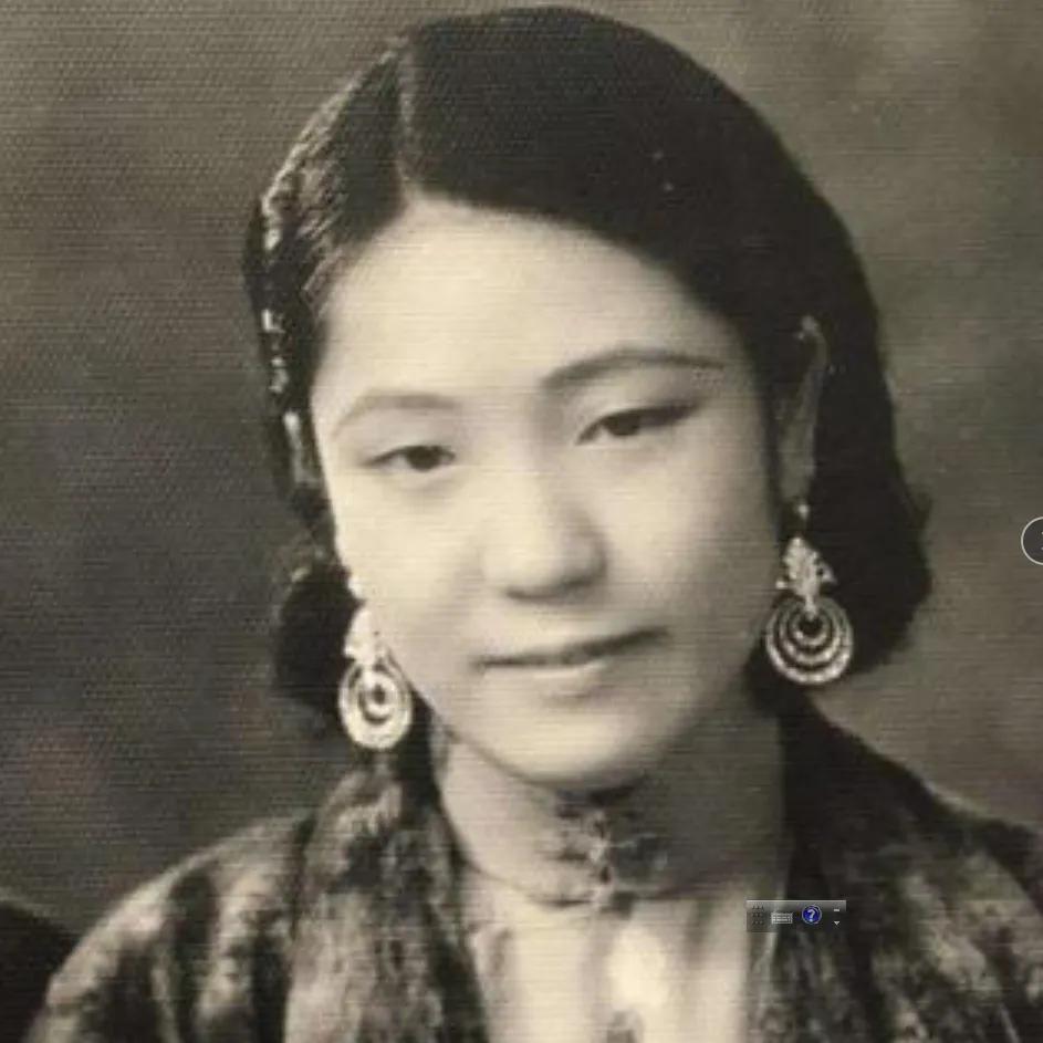 1920年，结婚六年的莫秀英没能为婆家生下子嗣，被丈夫一纸休书赶出家门。不料，她