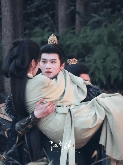 田曦薇闫桉嫁金钗公主抱路透，不少热议闫桉的妆容～