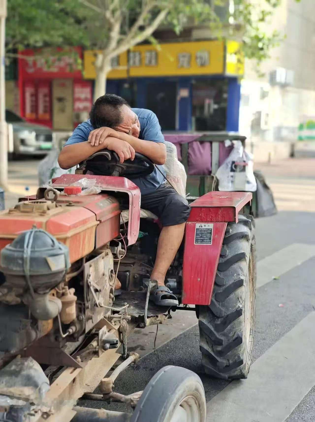 当代社会十大“可怜人”1、咬牙上车买了烂尾楼的：掏空六个钱包，每月还贷像上贡