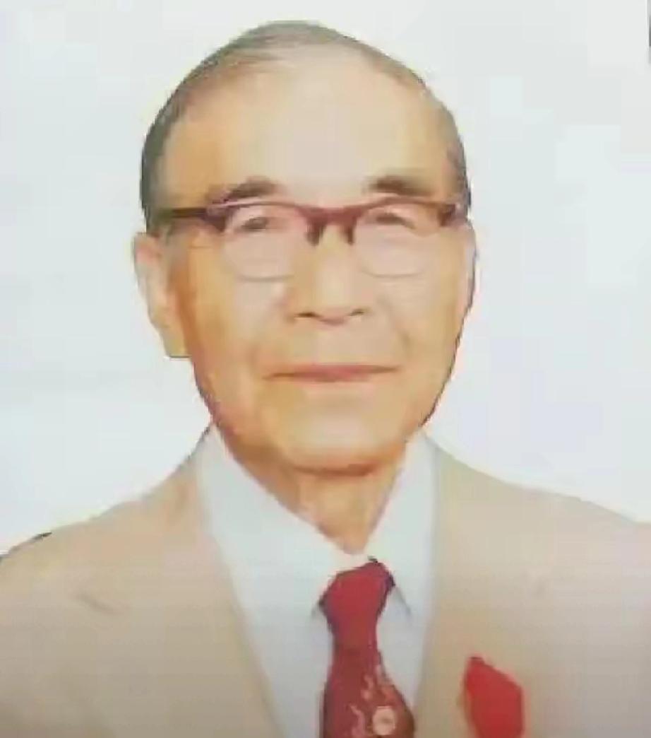 有天晚上，85岁的医学泰斗邝安堃喝多了，一把抱住家里23岁的小保姆，嘴里喊着亡妻