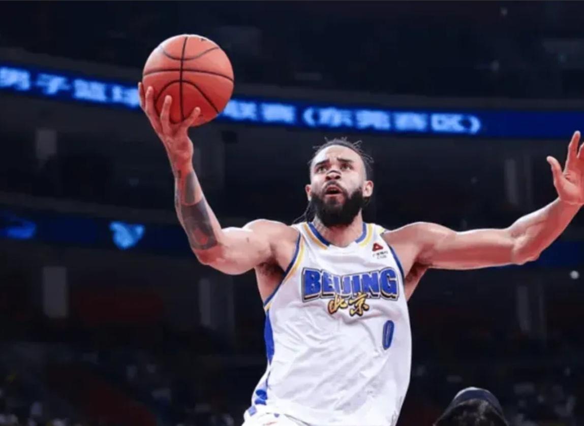 麦基真是霸气侧漏！今天北京主场对阵青岛，半场打完49：45领先。替补登场的麦基，