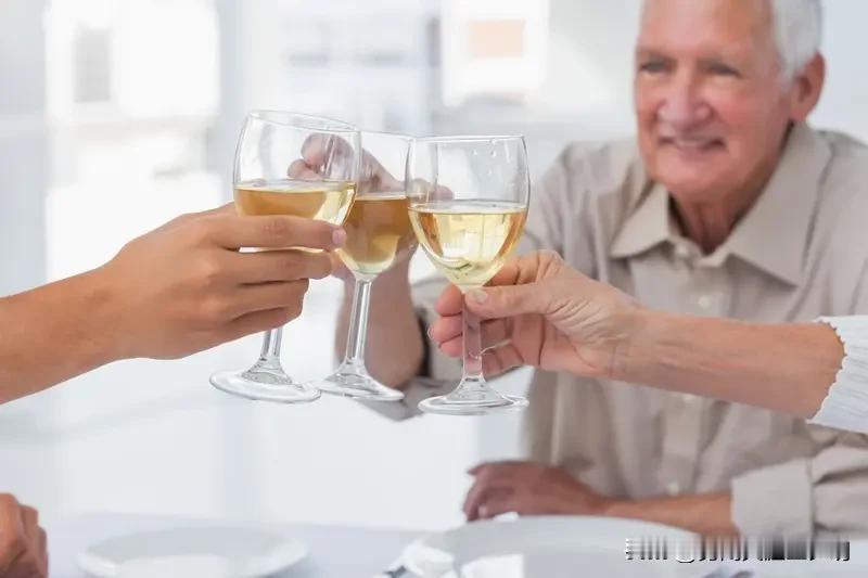 不喝酒的人就长寿吗?不喝酒的人就长寿吗？这可不一定。身边就有例子，我一邻居滴