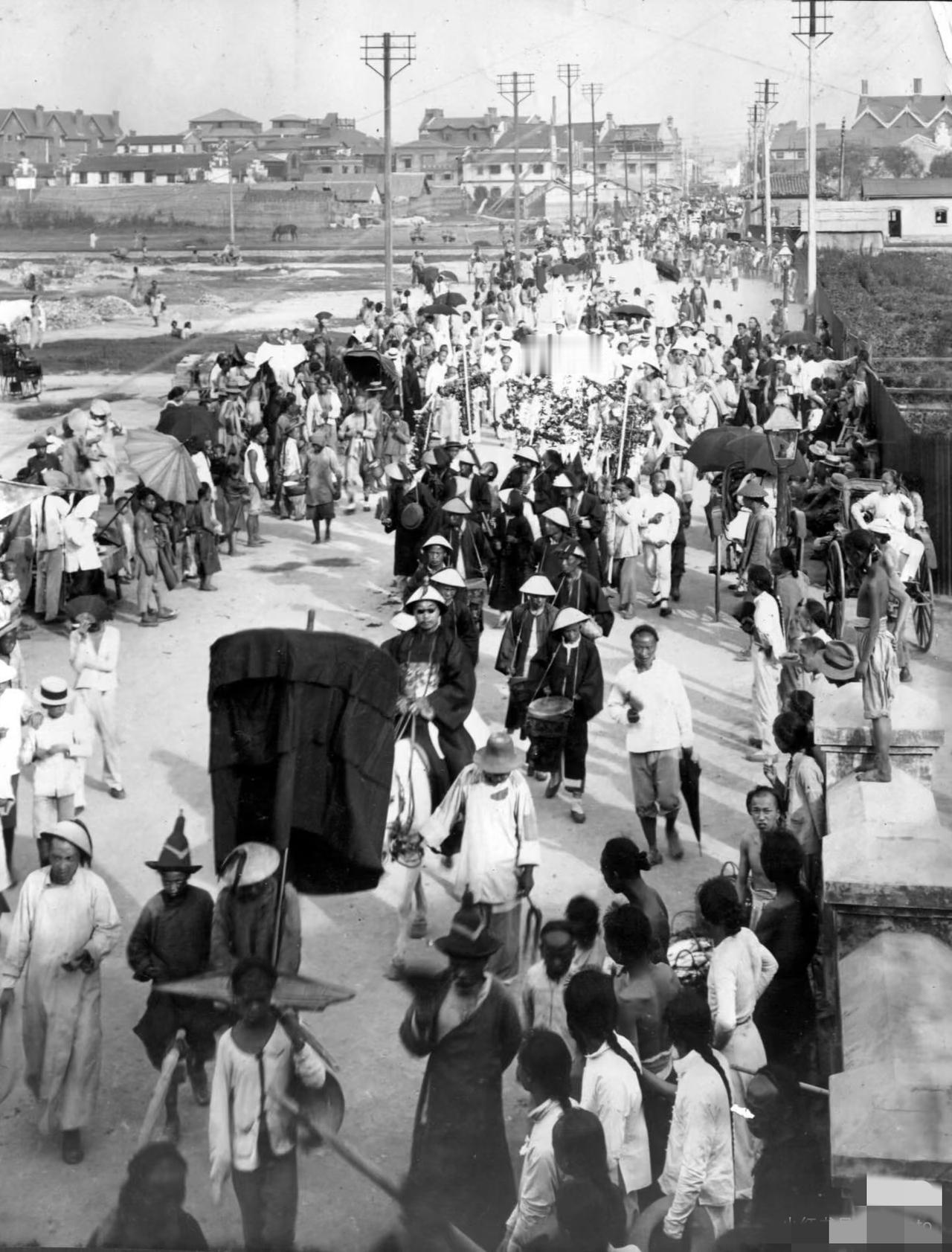 1909年的上海，一名清朝官员骑马上街，排场很大。但当时的上海，早就不是清政府一