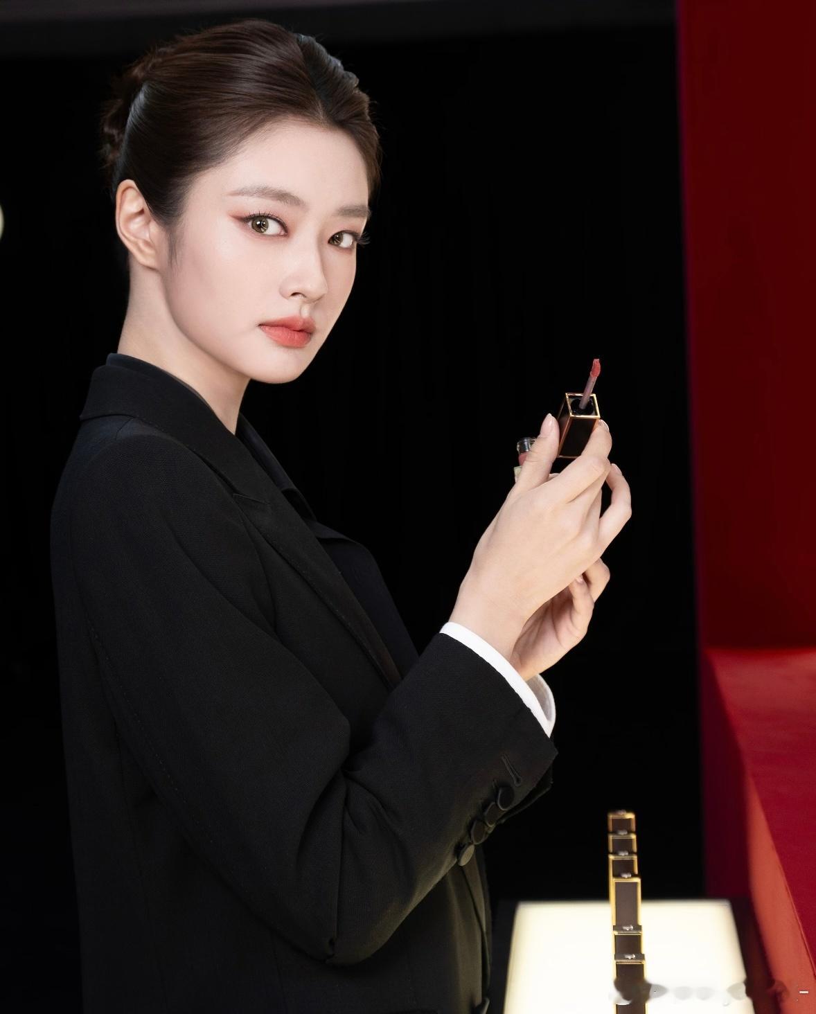 TF绝色之夜全员美貌上桌徐若晗身着黑色西装亮相TOMFORD绝色之夜活动。完全