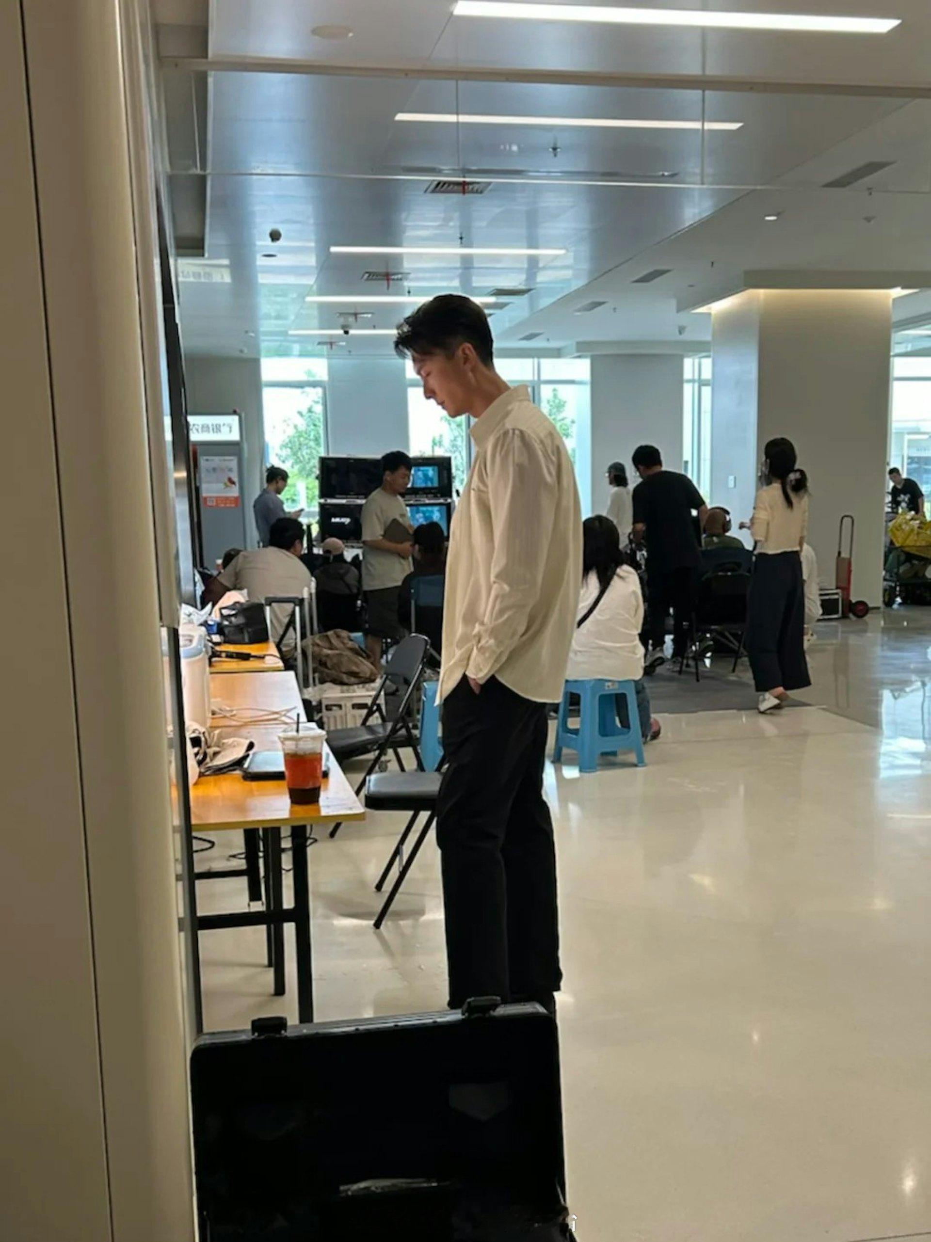 王浩信现身医院拍戏路人原相机生图流出，网友大赞真人高挑气质出众两届TVB视帝王浩