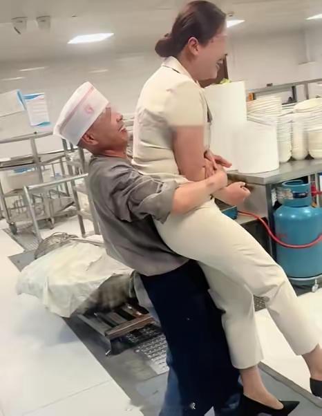 邯郸厨师抱起老板娘转圈，失手一幕笑翻全网，玩笑过了火！