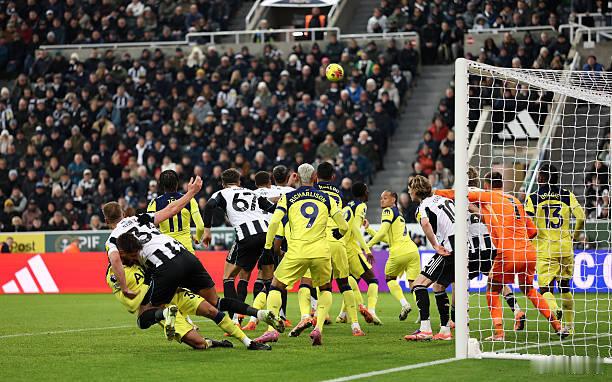 纽卡斯尔2比2热刺如果说本坦库尔贴身防守丹-伯恩那个球是个点球，那么乔夫摔抱罗