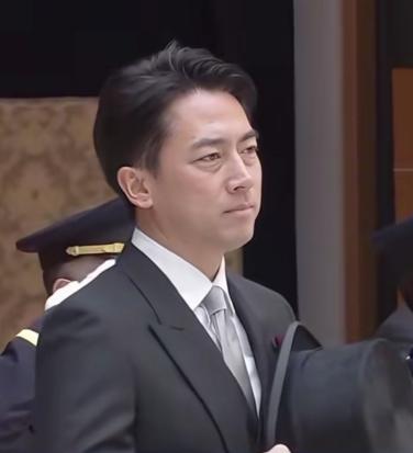 政坛顶级小王子，二胎奶爸一脸愁容，小泉进次郎不明白自己怎么就突然换工作了。作为