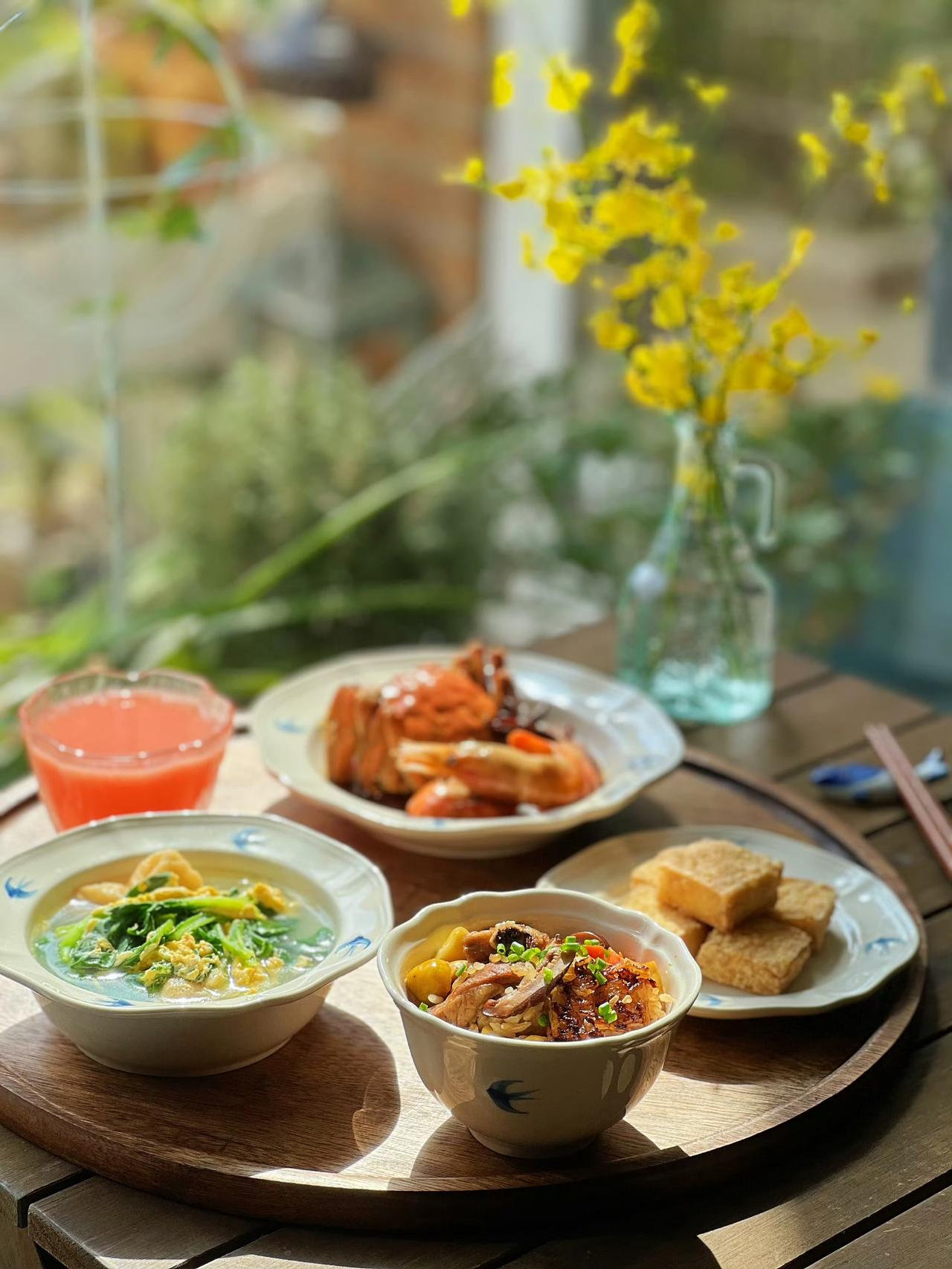 午餐🍱板栗排骨焖饭、熟醉蟹醉虾、炸臭豆腐，青菜蛋汤、红宝石西柚汁。
