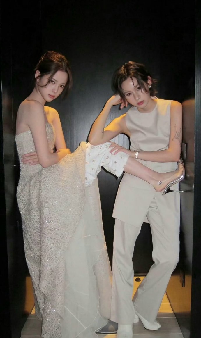 欧阳娜娜还是太谨慎了，裙子里面穿睡衣​​​