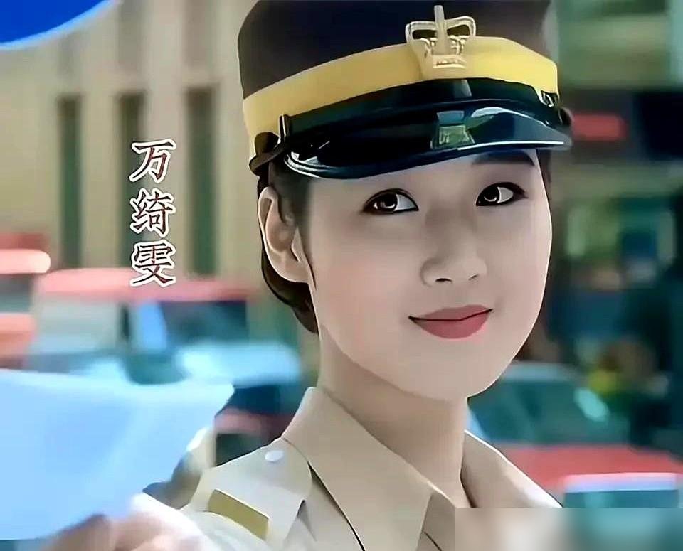 59岁王祖贤突然开了小红书，第一条视频就把人看愣住了。素颜，直发，抱着狗，温哥华院子里种花。没有滤镜