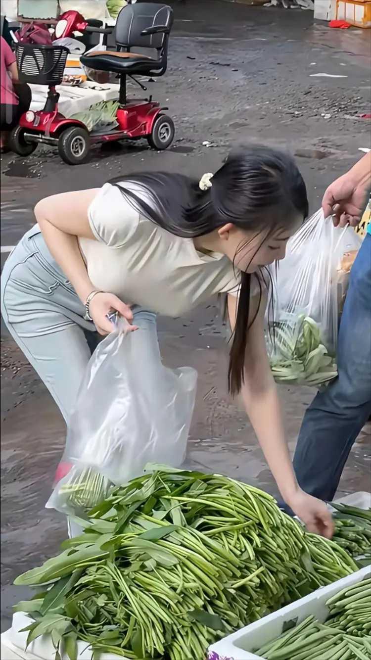 入得厨房，出得厅堂，这是多少男子梦寐以求的女人。像这个女子，要相貌有相貌，要身