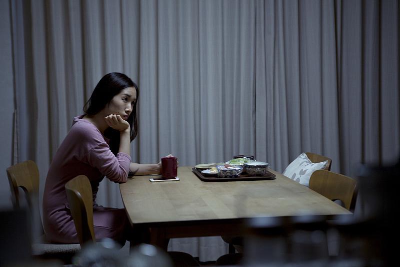 饭桌上，她夹了块排骨给儿子。儿子端着碗快速躲开，没接。筷子停在半空。“我在