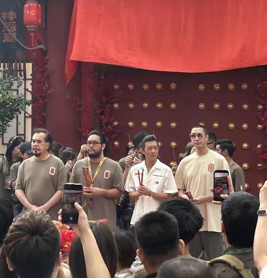 陈冠希现开机仪式，长发齐肩胡子拉碴，跟大肚垮脸的黄秋生差别大​​​