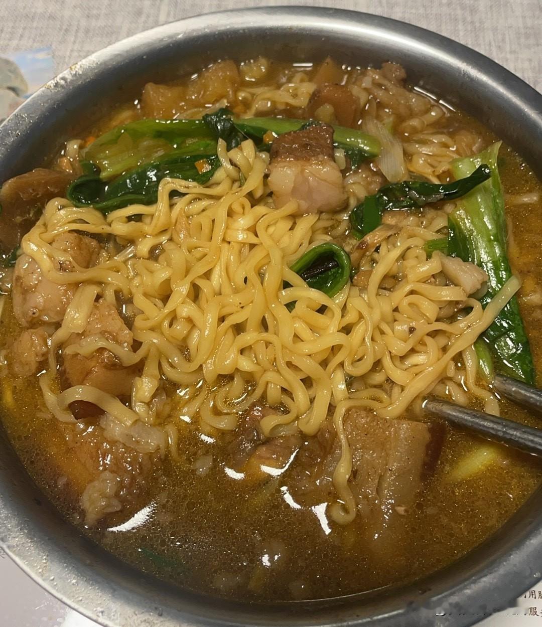 红烧肉煮方便面真香精炖方便面方便面烹饪