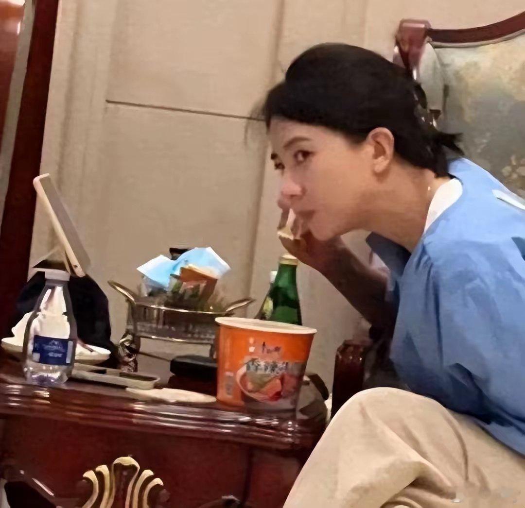 高圆圆机场吃泡面被拍，原来女神也吃泡面！！！​​​