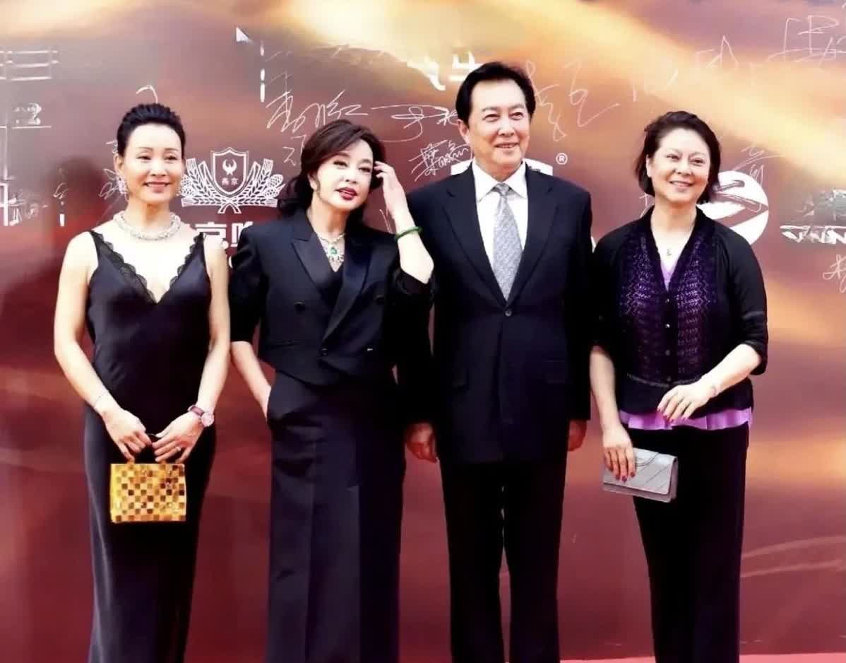 唐国强到老了怎么还有这么好的人缘，这几位都是八九十年代的演技派女演员，有他一起合