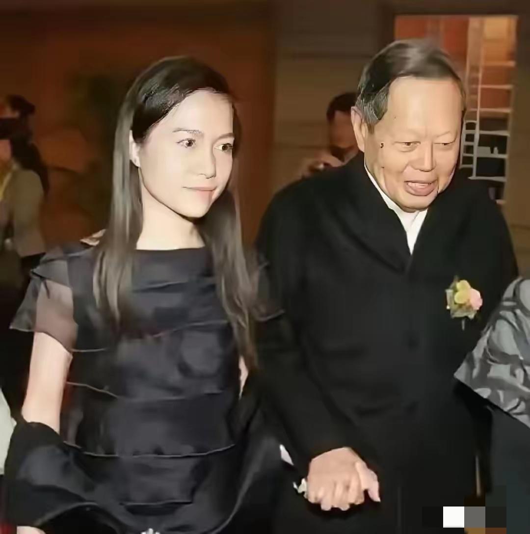 翁帆现在站在人生的路口。她49岁，陪伴杨振宁走过二十一年，未来有几条路可以选