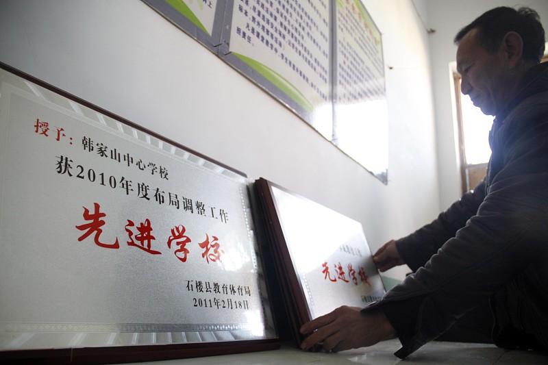 中心校校长不签字，你的职称就是废纸一张。评优评先、岗位聘任、进城考调，全在他的掌
