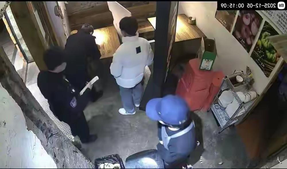 重庆那个10人聚餐9人开溜的事情，还是得到了解决。餐费最终是留下来的张先生付