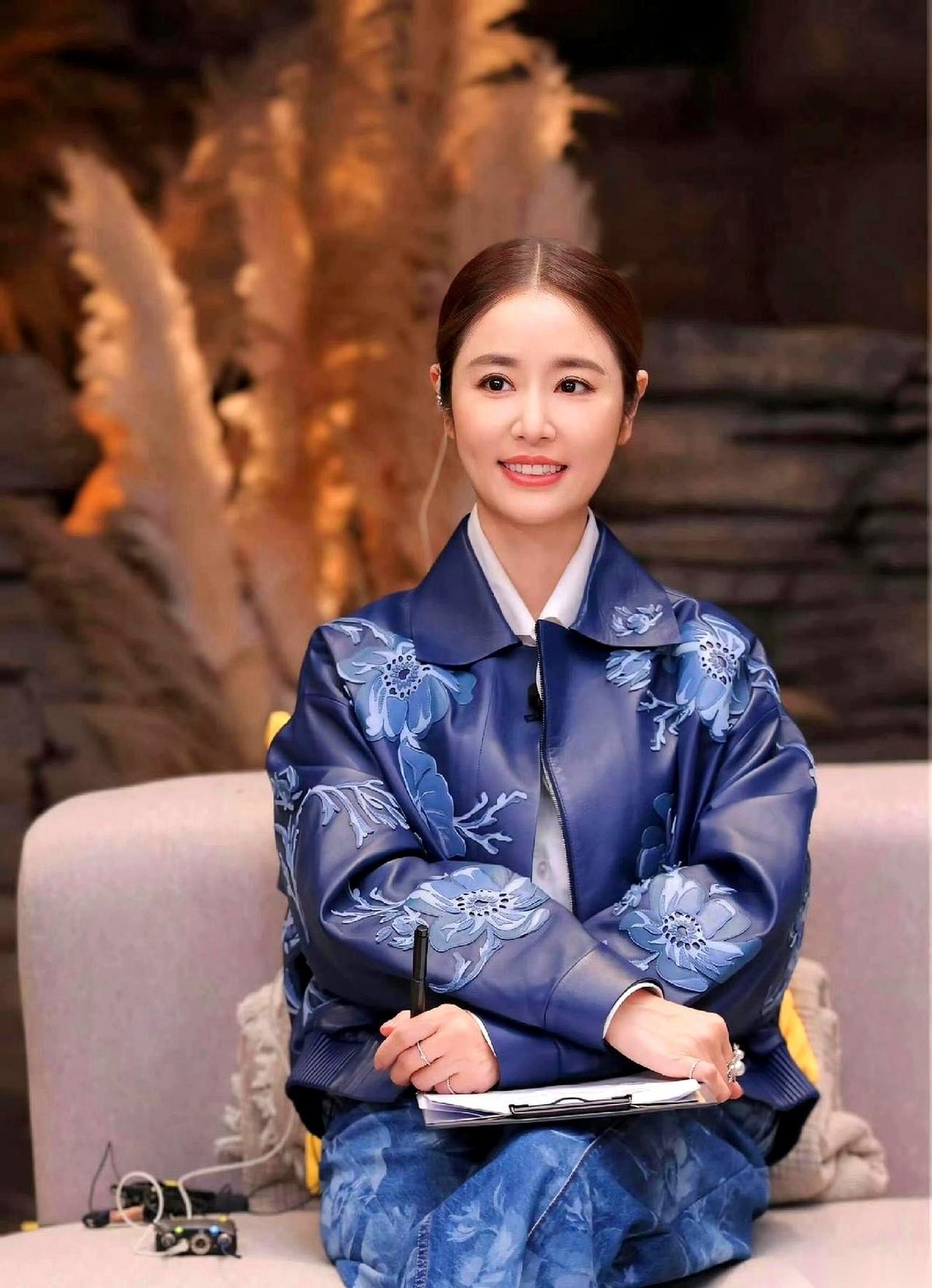 我天，刷到林心如那张照片，直接给我看愣了。这还是当年那个哭起来梨花带雨，风吹一