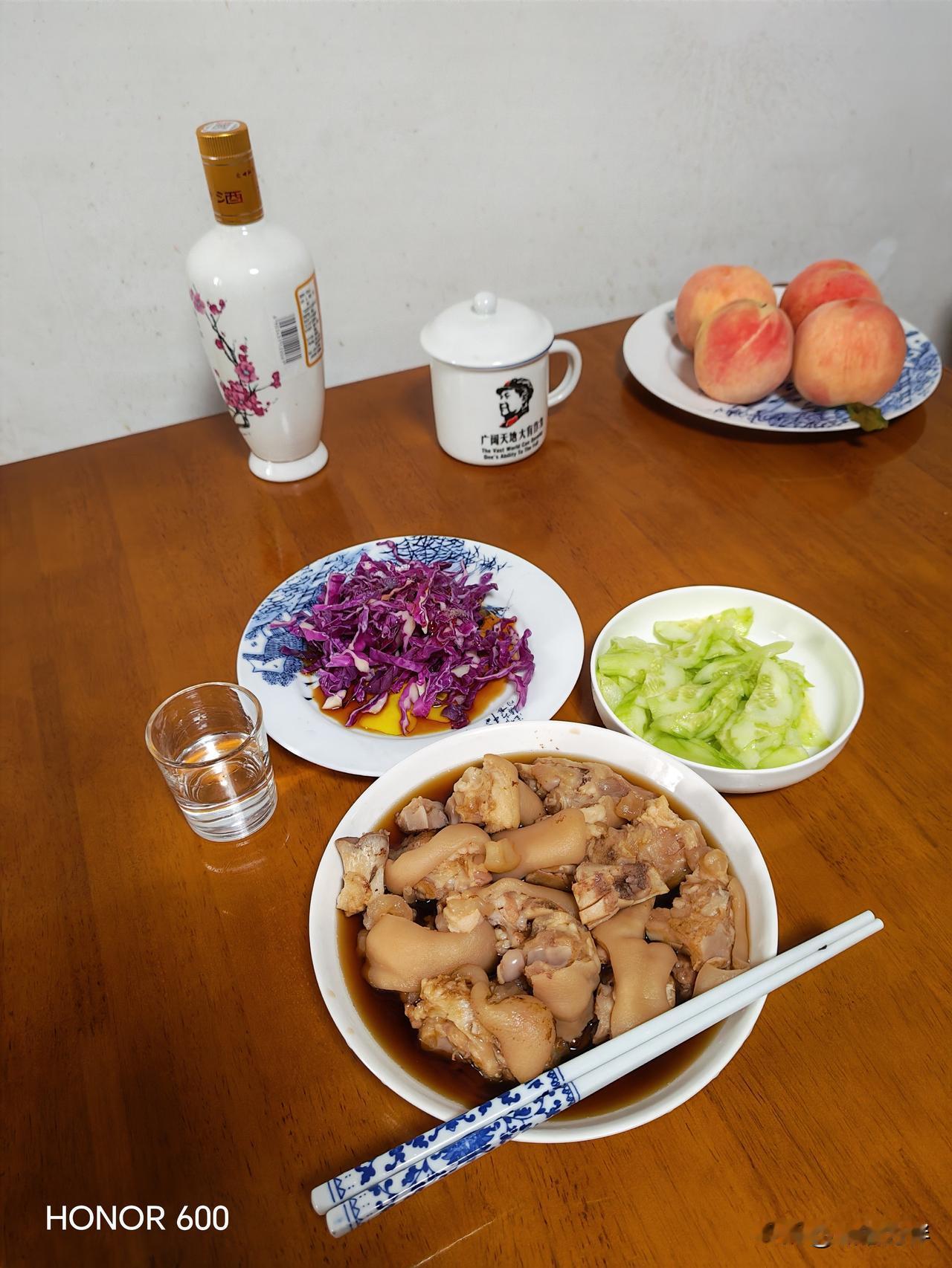 73岁的单身老男人嘴馋想吃猪蹄，快到午饭时，顶着烧烤高温天，上菜市场花了28块钱