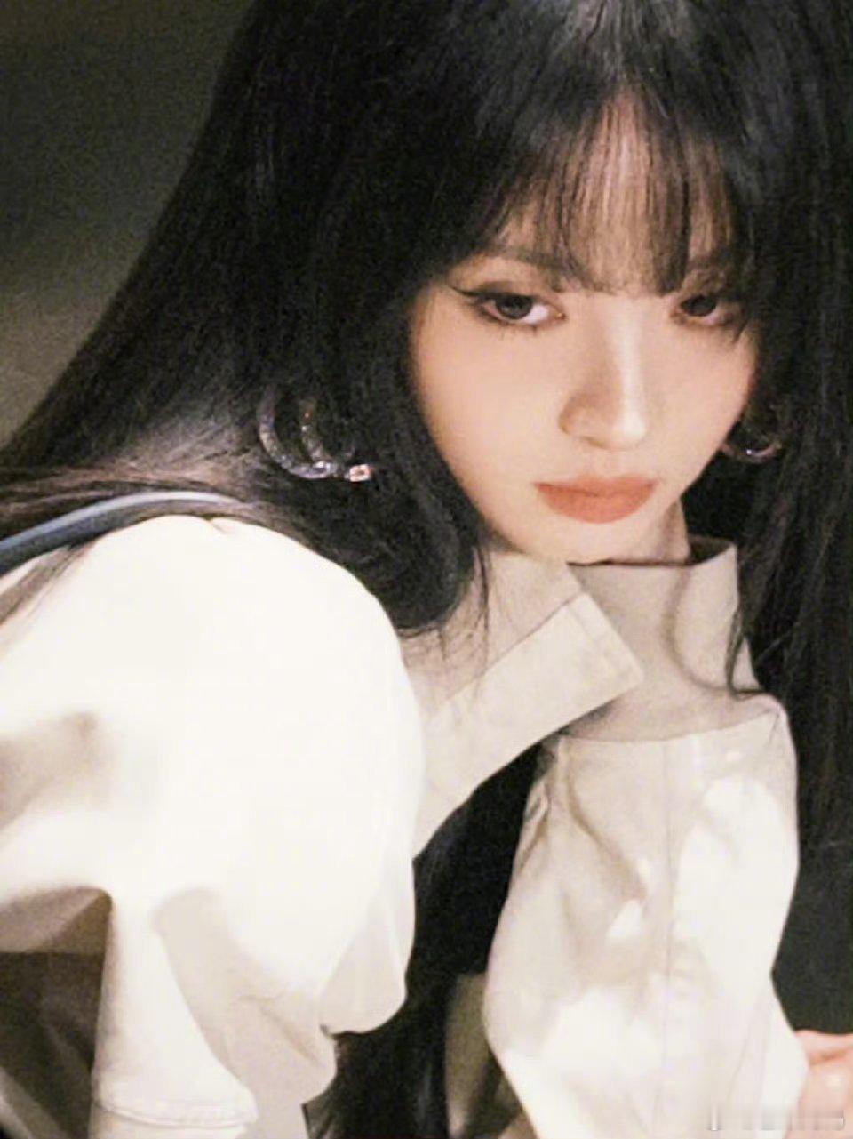 小田这张照片拍的真的超有感觉，你们懂那种古早冷艳大明星发现狗仔偷拍后，不躲不闪气