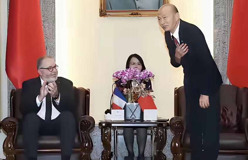 韩国瑜一一太郎！光头瑜，不化妆，这标准姿态，活脱脱一个小日本！难道韩国瑜骨子