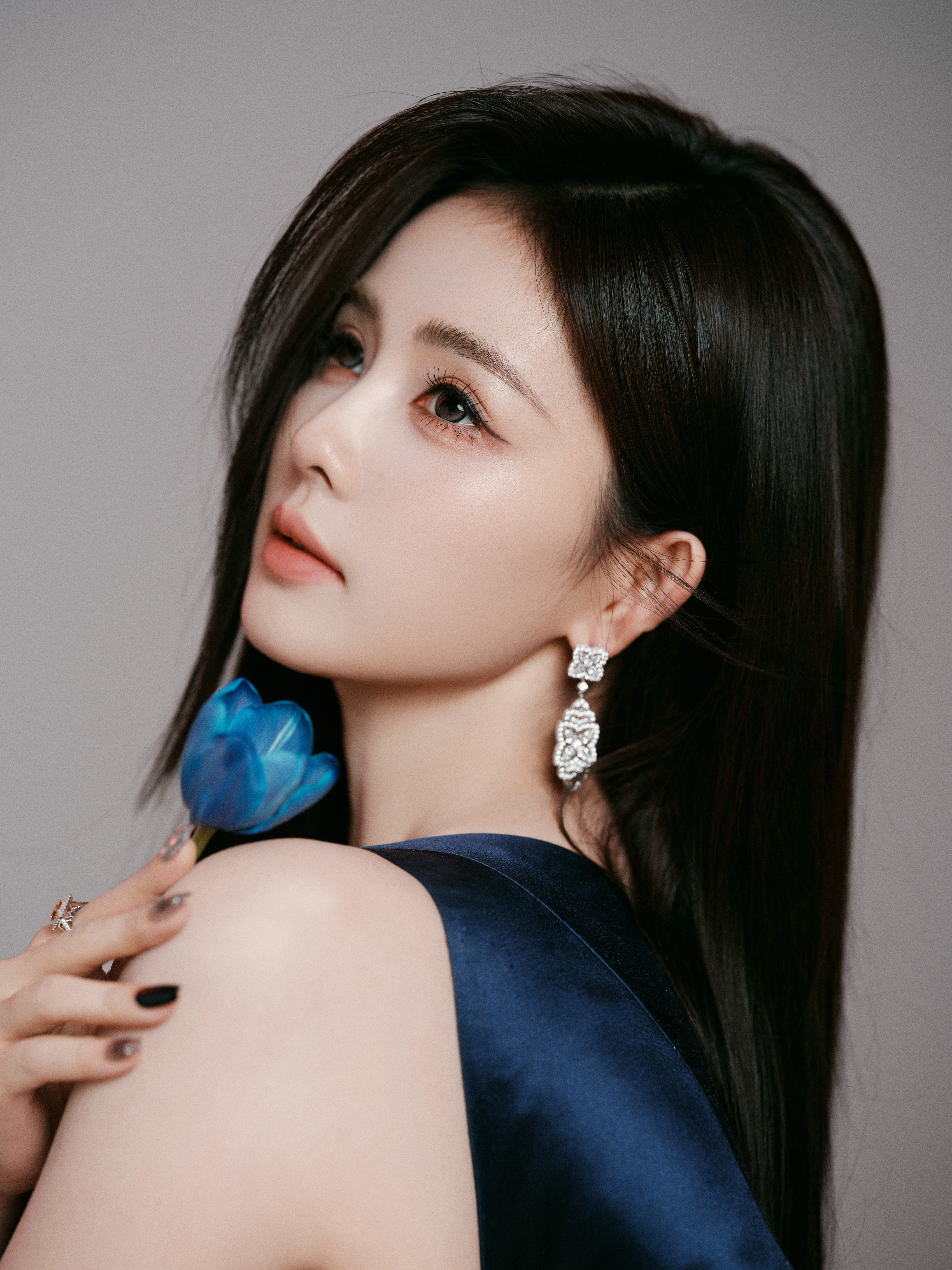 白鹿单肩挑动视线，鱼尾缠住目光，冷艳与温柔，都藏在这一身蓝里✨