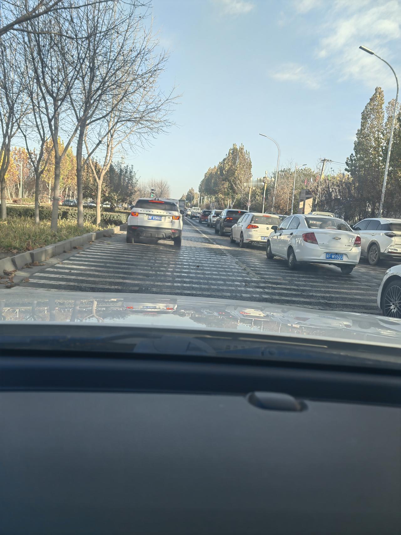 到底是什么把人们都吸引到这里？是这里的景色优美还是这里游乐设施好？还是距离比较近