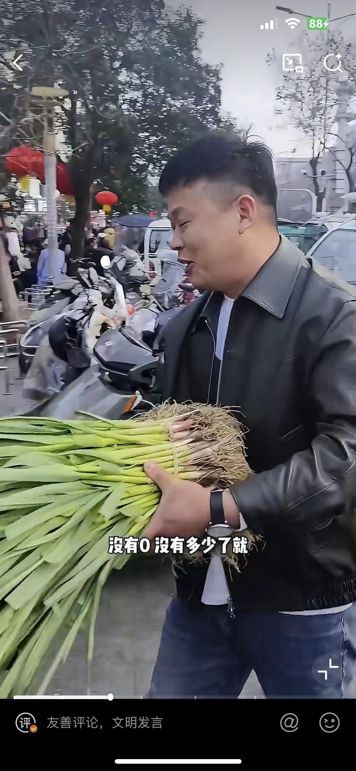 家里大蒜滞销，安徽男子请假回家帮妈妈卖大蒜，1块钱1大捆。眼看地里的大蒜要烂了，