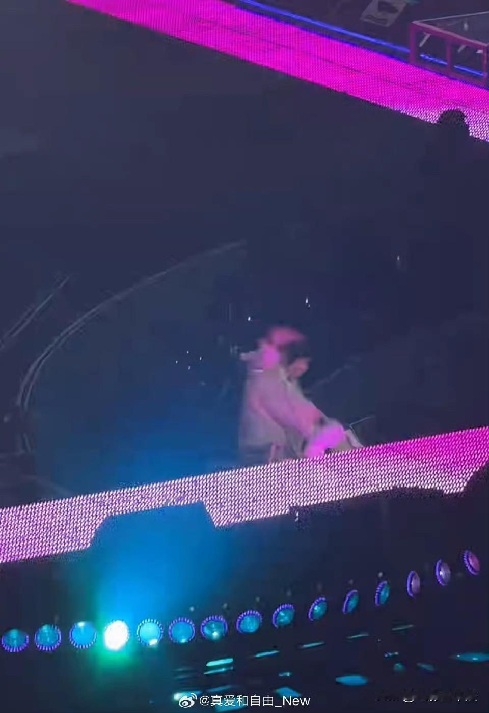 阿信，特别感谢朱孝天！12月22日深夜，阿信摔下舞台后感谢了很多人，尤其是“