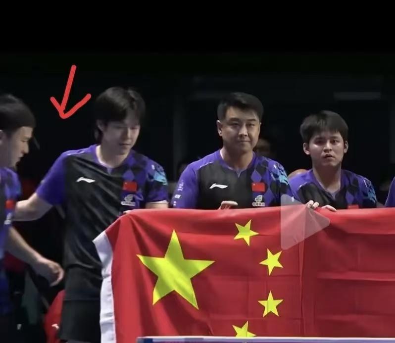世乒赛大合照，只有王楚钦注意到了旁边的向鹏！拿国旗合照的时候，所有人都知道要把