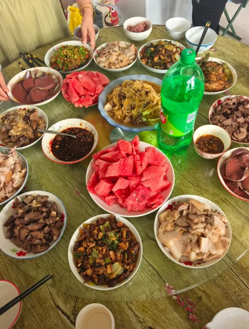 这伙食6个人吃，1280块钱贵吗？