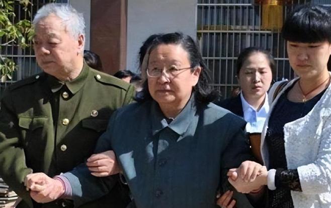 1984年8月12日，伟人故居，一女子携丈夫登记好后进入参观。谁知，走到晒谷坪时
