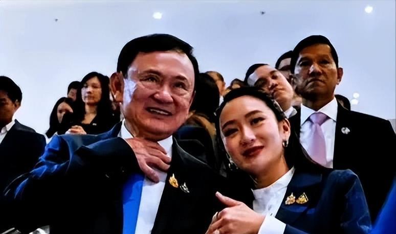 他信在曼谷住所放出重磅信号！7月21日面对记者追问总理更迭传闻，这位流亡归来的老