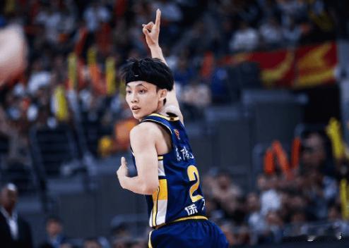 赢得队友肯定！奎因谈徐杰：“徐杰对于球队的作用真的太大了。”“他能够梳理