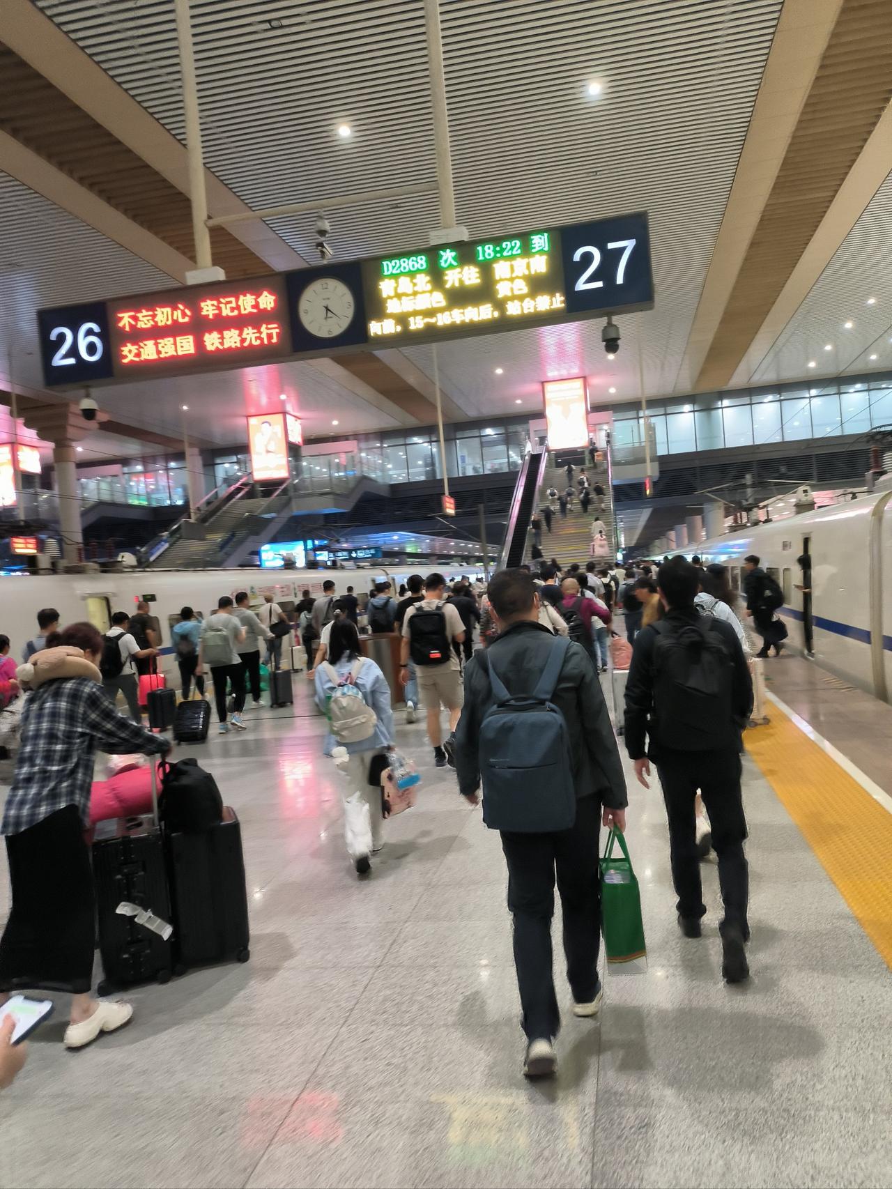 南京南站生死时速！路人组团硬刚死神，这波操作太燃了候车大厅里一声闷响，南京