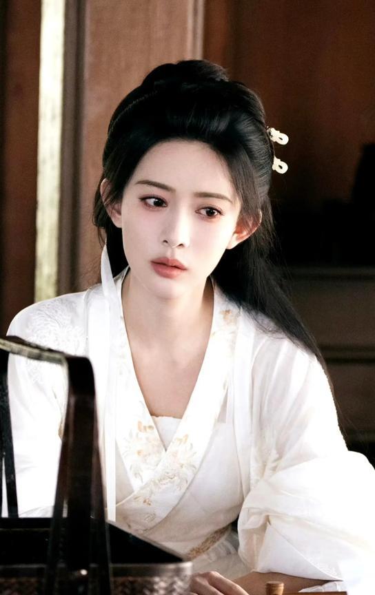 当《桃花映江山》官宣孟子义出演姜桃花一角，“第一个让孟子义演绿茶的是天才”迅速冲