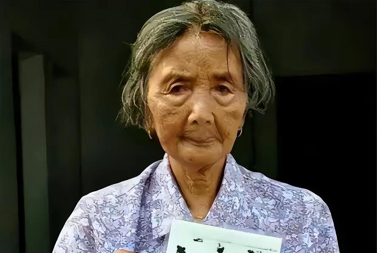 1949年，一个19岁的农村姑娘，摇着一条破木船，硬生生把24名全副武装的解放军