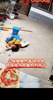 小萌娃搞笑瞬间：怕不怕，进攻是最好的防守！👍
