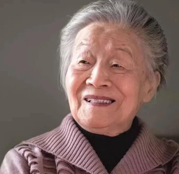 杨绛先生说：“人生总有一段路特别难走，抱怨没用，因为时间不会为你停留；哭泣没用，