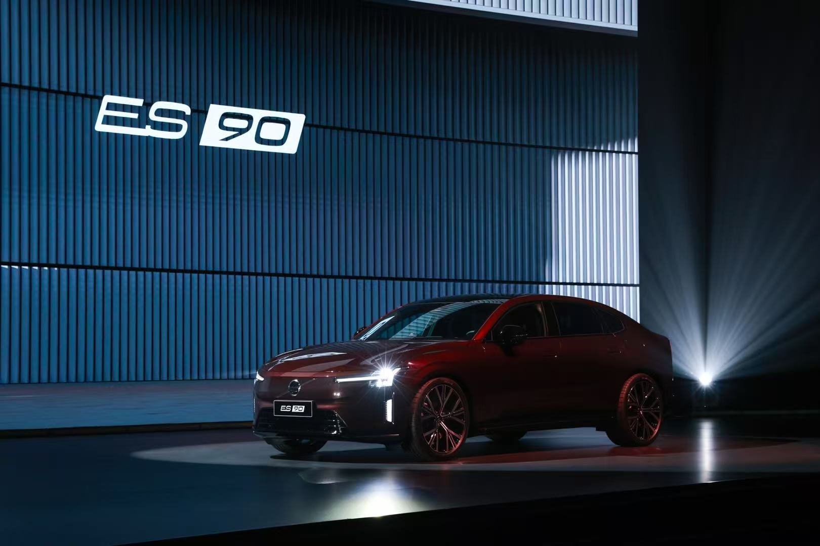 沃尔沃这次99周年，纯电双旗舰EX90、ES90同步开启了预售。这俩兄弟，EX9