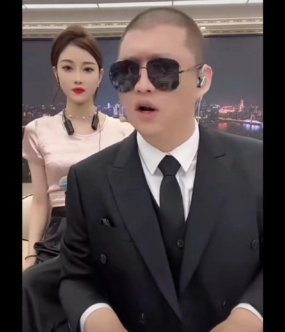 方丈二驴被阿宇跨时空梦幻联动了！曾经方丈不能直播露脸时，