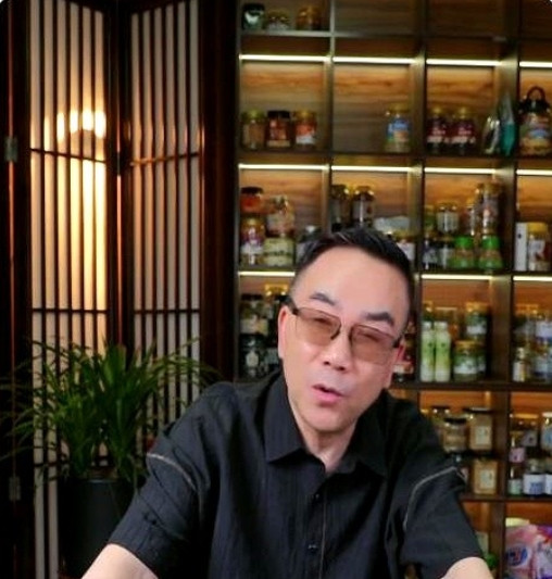 郭德纲教会了杨议一个道理。杨议直播称：我以前觉得班主说的相声真好，但有些同行