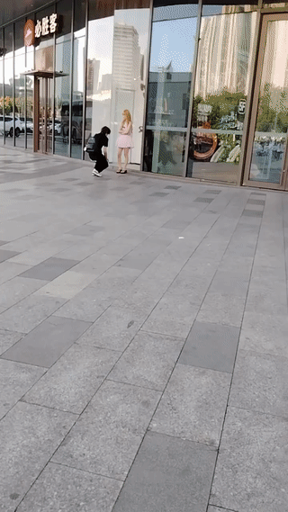 现在有些男生为了追求女生膝盖都这么软吗？怎么动不动就向女生下跪！你以为这样做