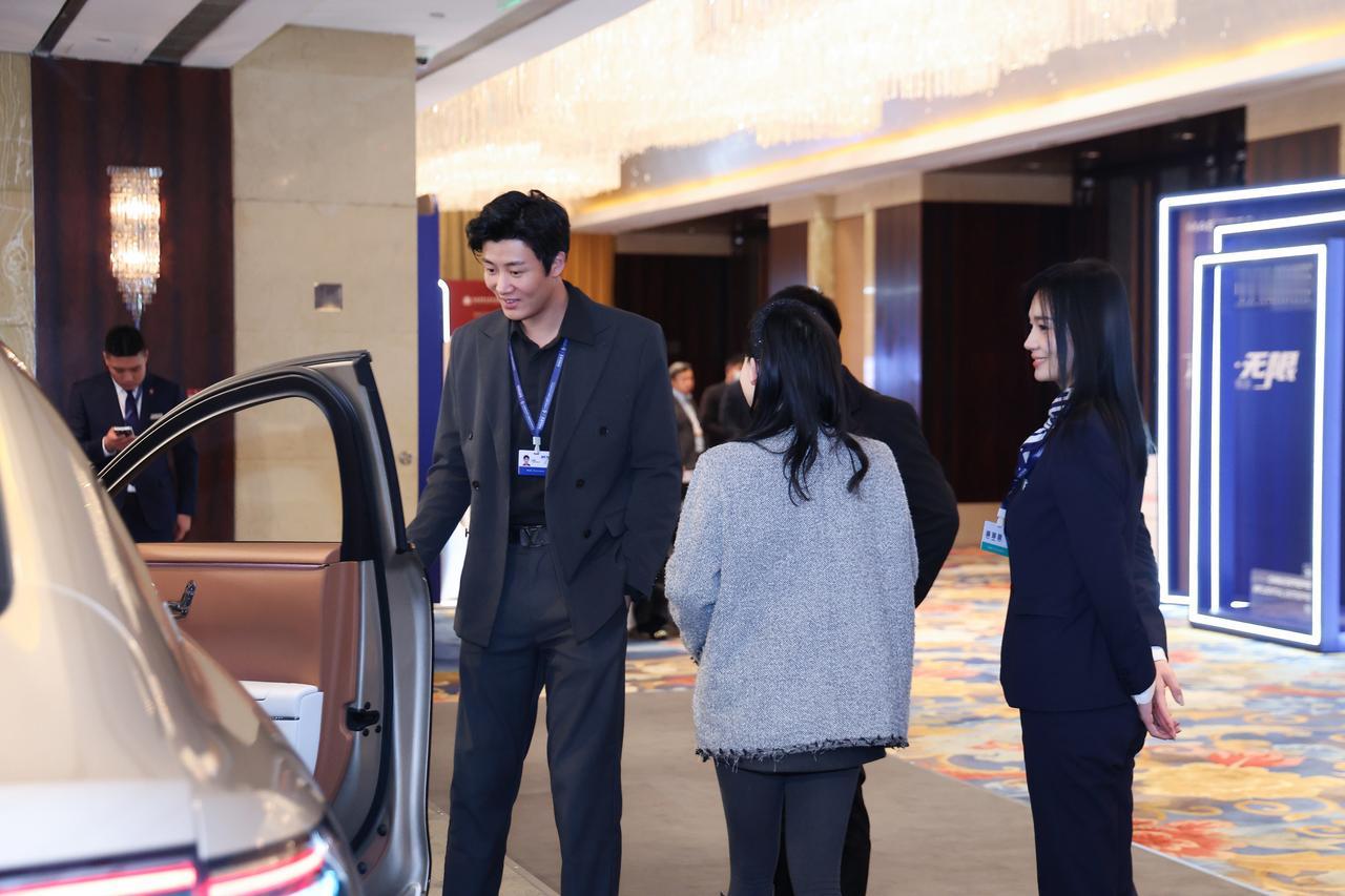 重塑商务隐私边界，尊界S800让车内沟通更安心2025中国企业家年会现场，尊界