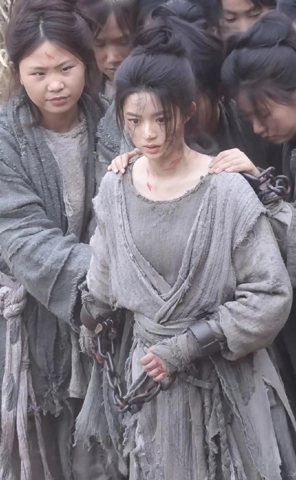 《冰湖重生》收视滑铁卢式下降。图一新版楚乔，图二是赵丽颖版楚乔。此幕剧情是，