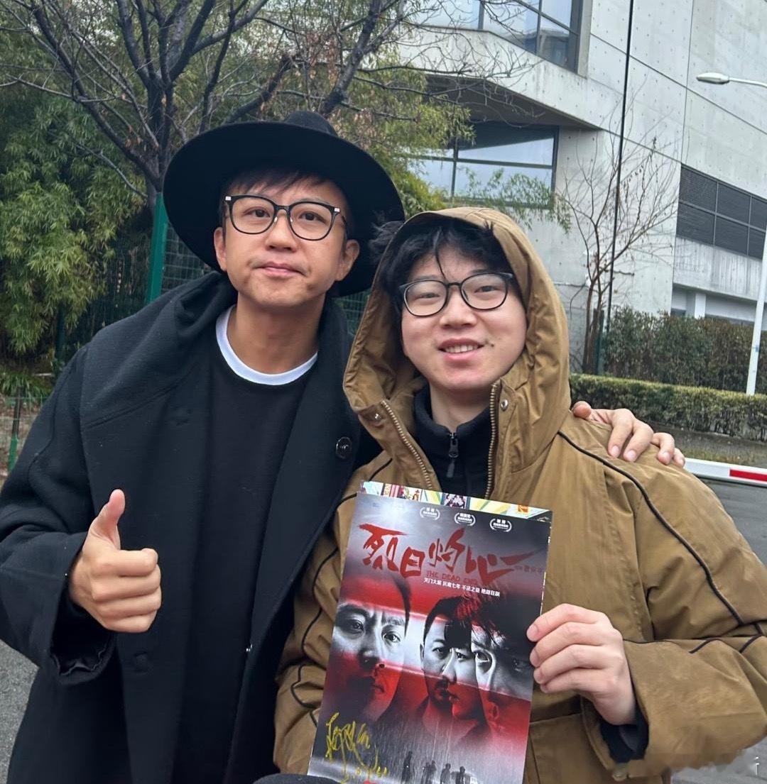 47岁邓超在北京街头被偶遇，他的穿衣打扮时尚有型，但脸部状态好差，肤色暗沉，皮肉